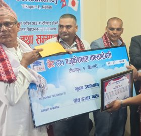 टीकापुरमा एसईईमा उत्कृष्ट हुनेलाई ग्रेट हलको सम्मान