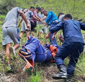सुर्खेतबाट कालीकोट जाँदै गरेको मिनीबस कर्णाली नदीमा खस्यो, एक जनाको मृत्यु — दर्जनौं हताहतीको आशंका