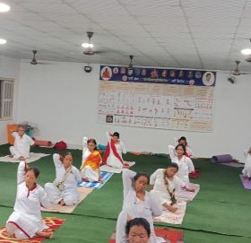 मा नवदुर्गा मन्दिर परिसरमा सञ्चालित निःशुल्क योग साधना केन्द्र : नियमित योग अभ्यासबाट स्वस्थ जीवनतर्फ आकर्षित हुँदै स्थानीय